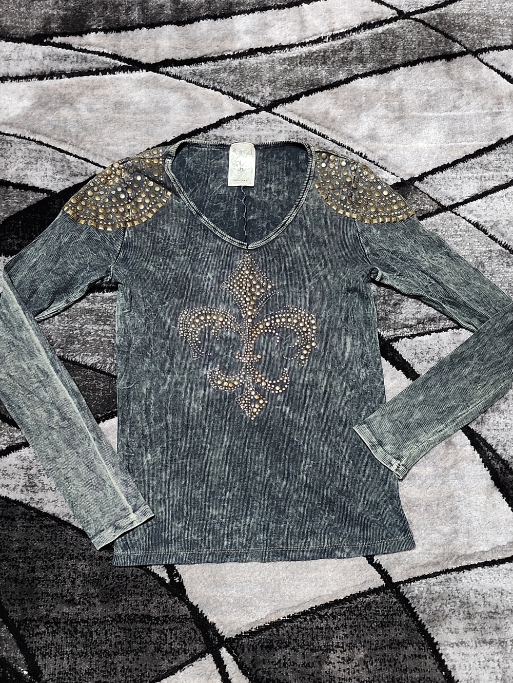 BUCKLE VOCAL RIBBED MINERAL WASH STUDDED FLEUR-DE-LIS FITTED LONG-SLEEVE TOP